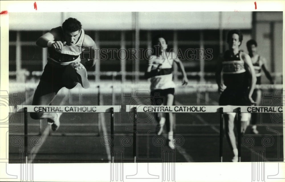 1991 Press Photo Tim McGowen, Clemens High School Track Hurdle Jumper at Race- Historic Images