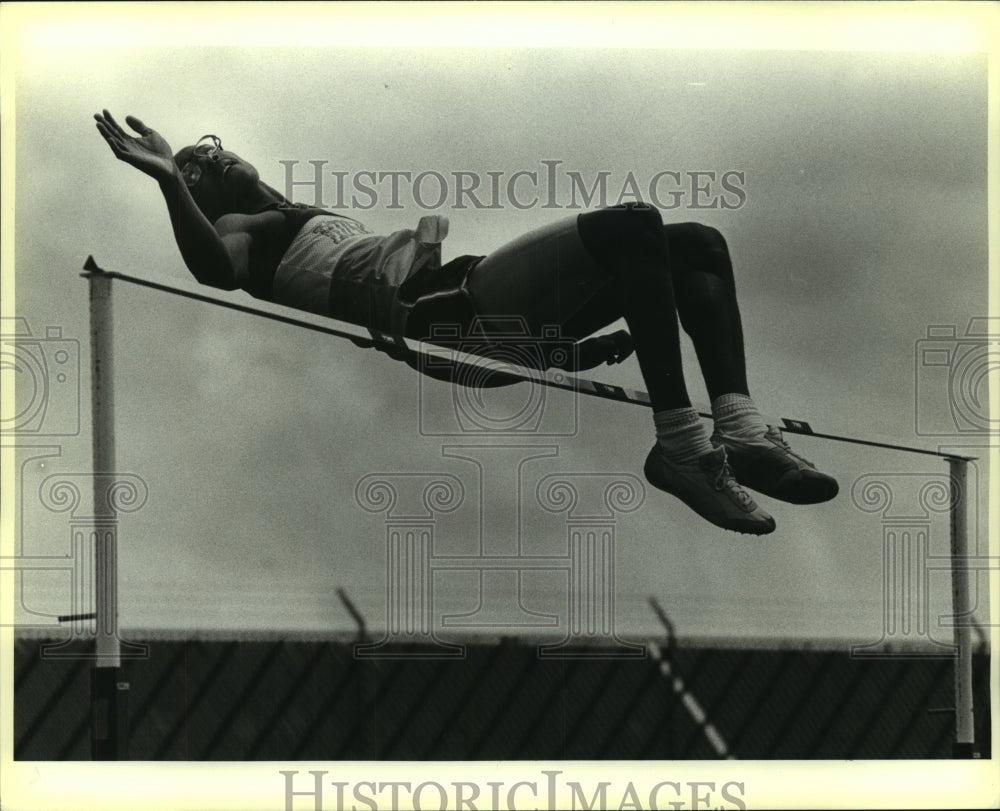 1986 Press Photo Keith Cash, Holmes High School High Jumper - sas09385- Historic Images