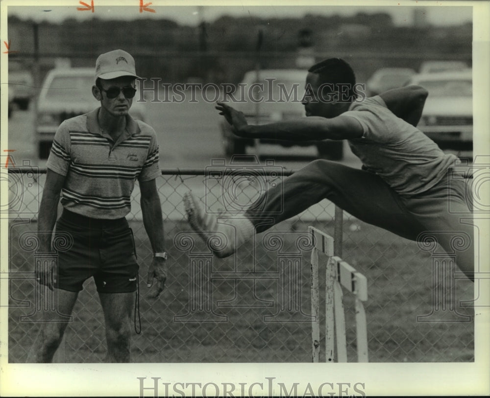 1986 Press Photo Jerry Trees, Judson High School Track Coach and Hurdle Jumper- Historic Images