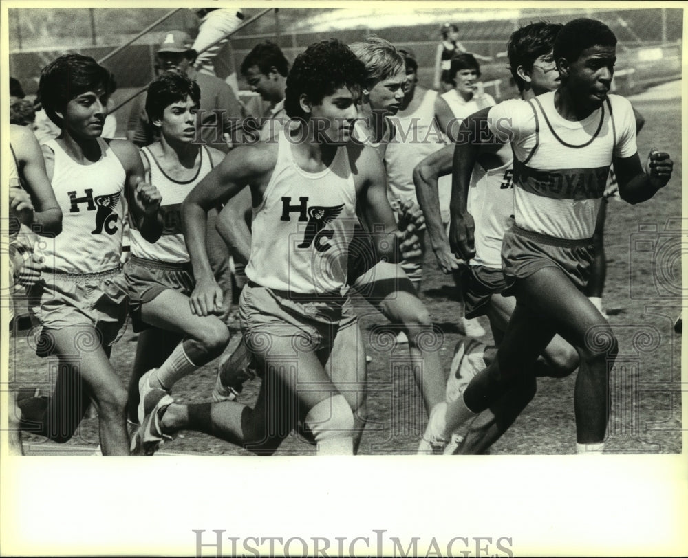 1986 Press Photo High School Track Runners at 800 Meter Race - sas09389- Historic Images