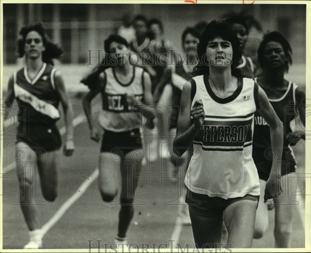 1986 Press Photo Cheryl Pell, Jefferson High School Track Runner at Race- Historic Images