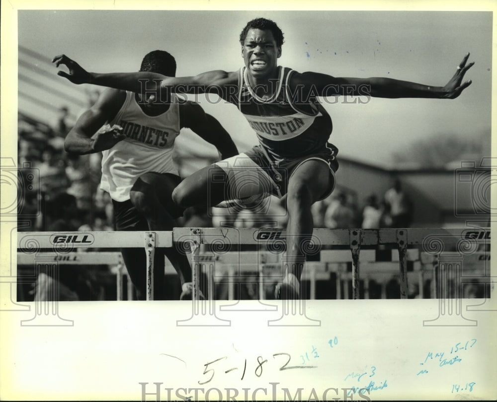 1985 Press Photo Ronald Pinnix, Sam Houston High School Track Hurdle Jumper- Historic Images