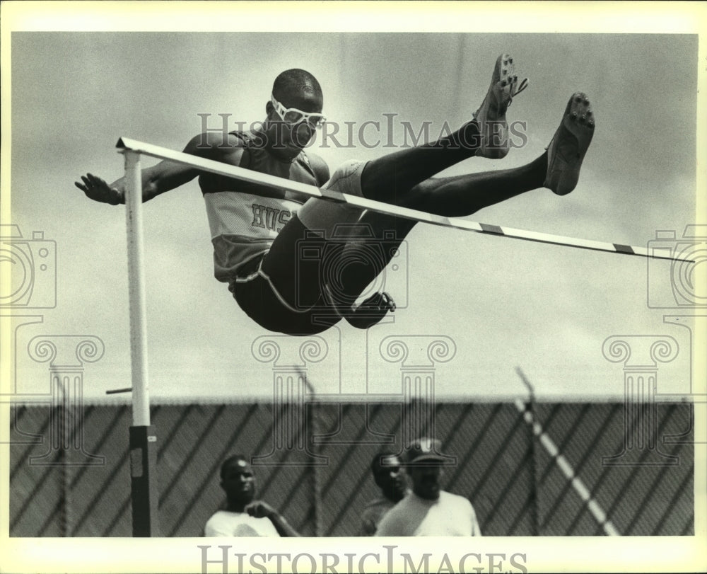 1986 Press Photo Kerry Cash, Holmes High School Track High Jumper - sas09392- Historic Images