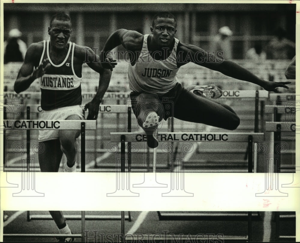 1987 Press Photo Eric Jones, Judson High School Track Hurdle Jumper at Race- Historic Images