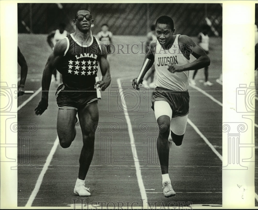 1987 Press Photo Lamar and Judson High School Track Runners at Finish Line- Historic Images