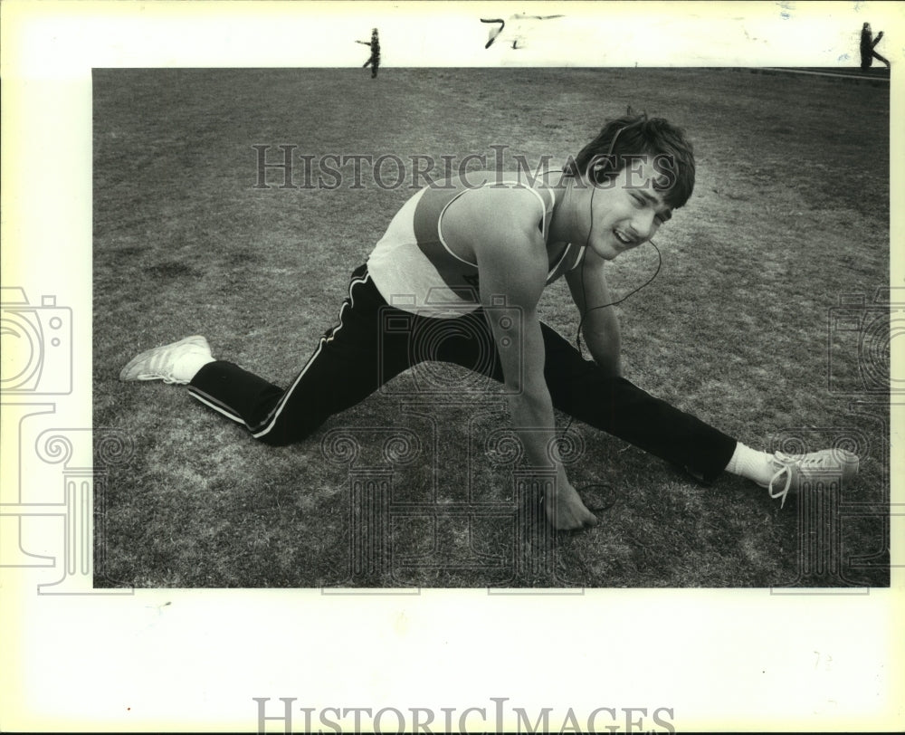 1987 Press Photo Kyle Henderson, High School Track Runner - sas09419- Historic Images