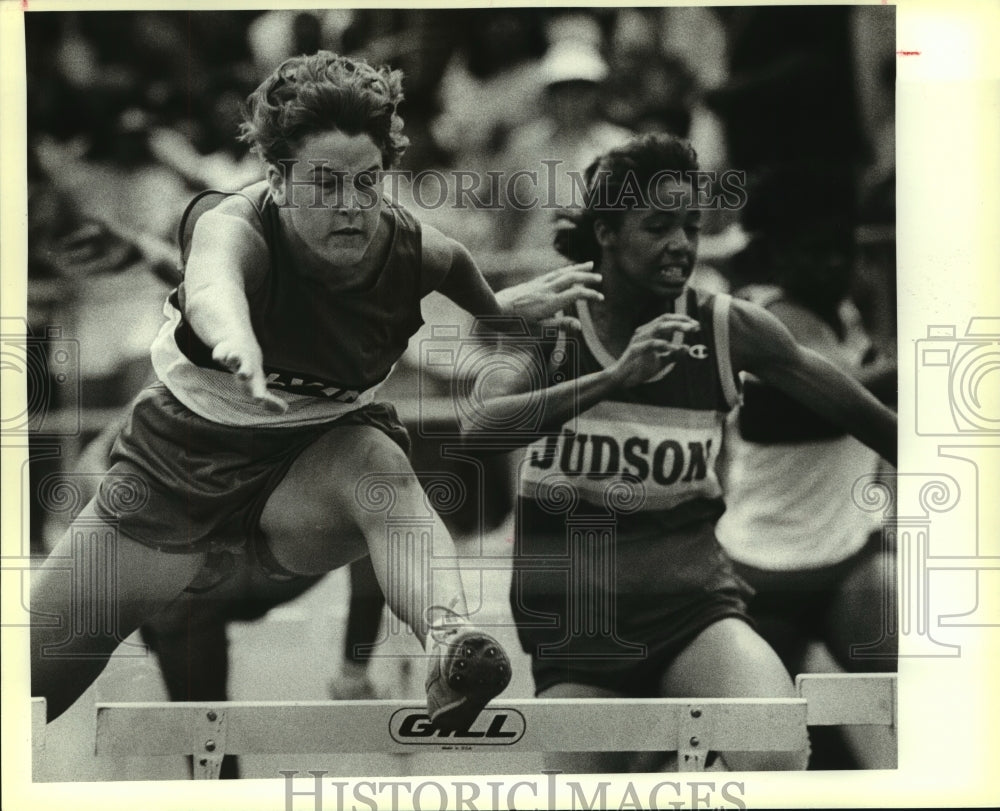 1987 Press Photo Jennifer Zapalac, Alvin High School Track Hurdle Runner at Race- Historic Images