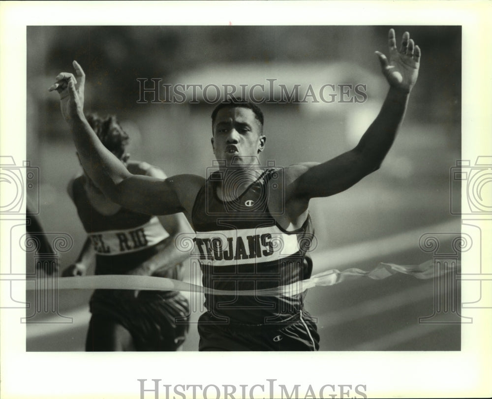 1993 Press Photo Bernard Mayberry, BeeVill High School Track Runner at Race- Historic Images