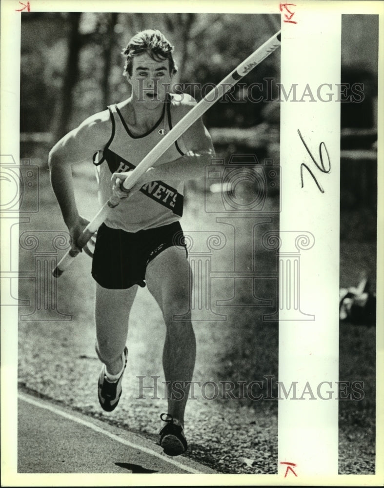 1988 Press Photo East Central High School Track Pole Vaulter at Event- Historic Images