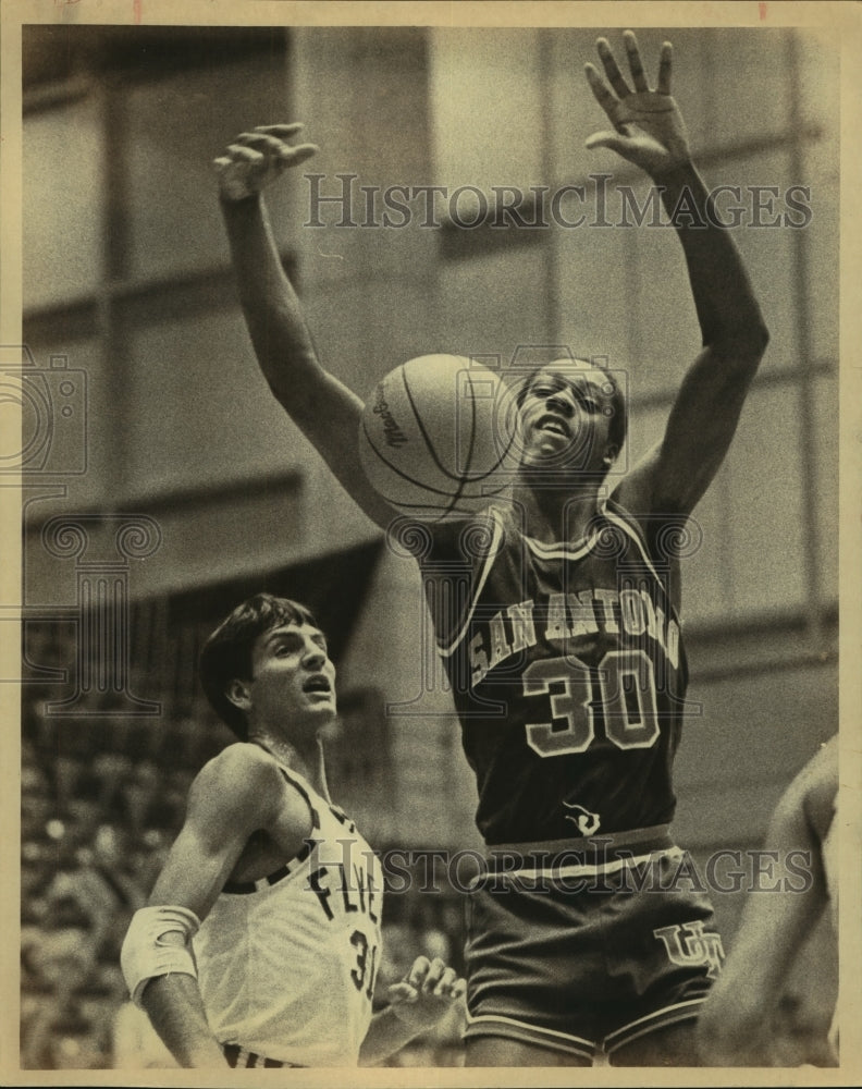 1982 Press Photo Derrick Gervin, San Antonio College Basketball Player at Game- Historic Images