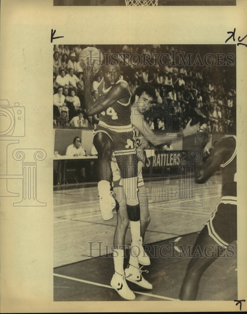 1982 Press Photo Steven F. Austin and St. Mary&#39;s College Basketball Players- Historic Images