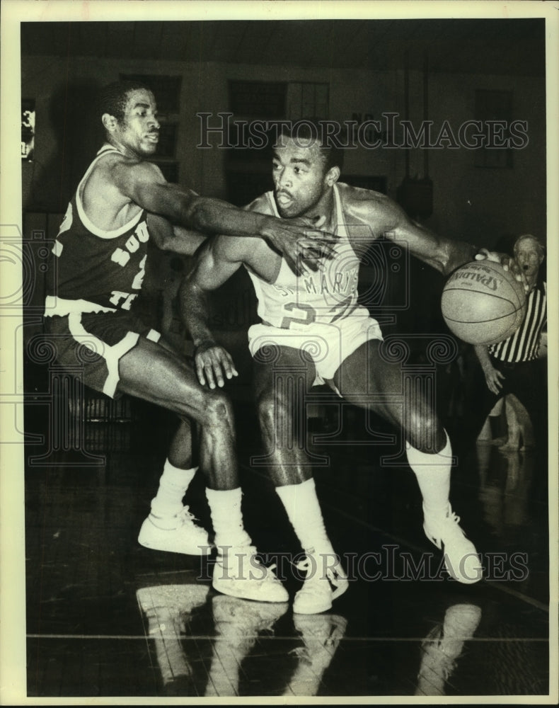 1982 Press Photo Jai Mahone, St. Mary&#39;s College Basketball Player at Game- Historic Images