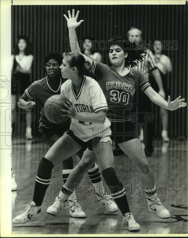 Press Photo Michelle Schmidt, Victoria High School Basketball Player at Game- Historic Images