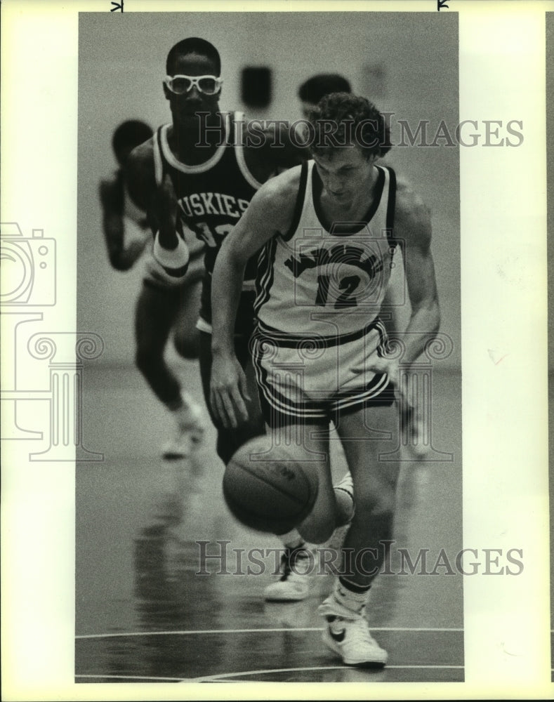 1986 Press Photo Chris Dunn, Marshall High School Basketball Player at Game- Historic Images