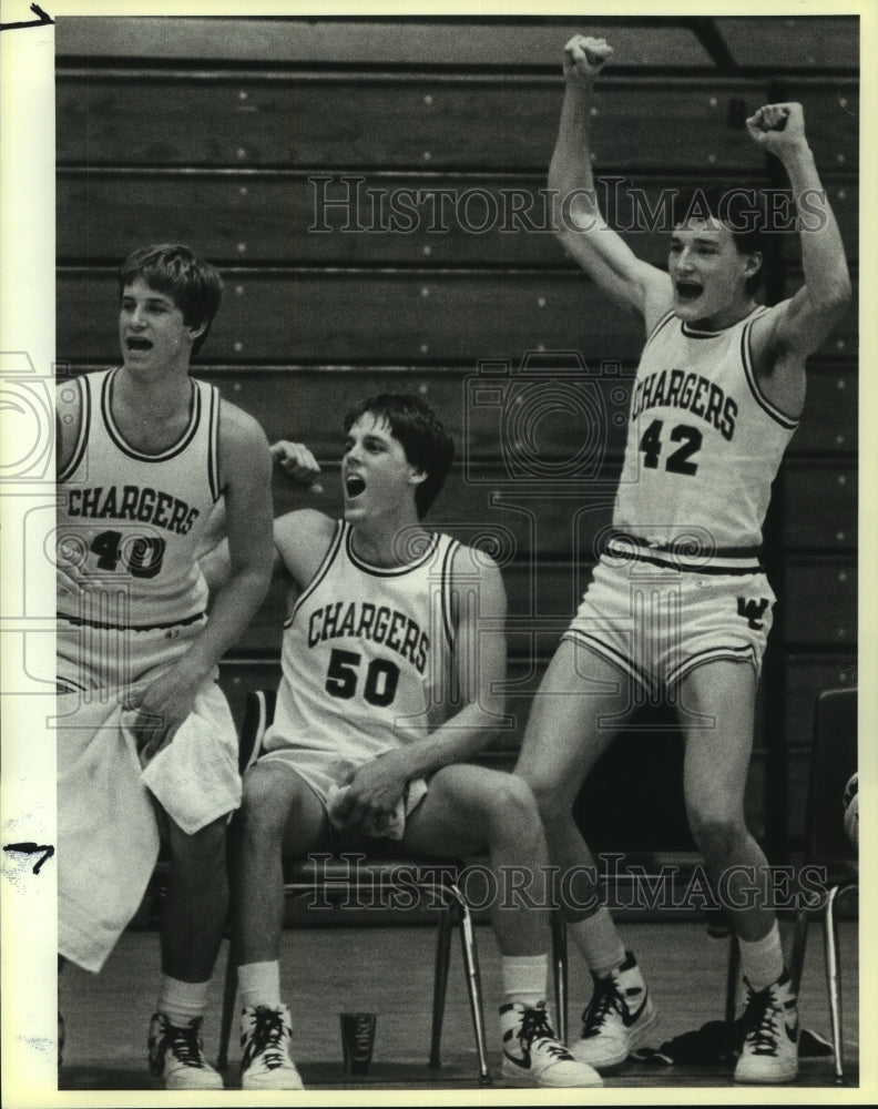 1986 Press Photo Chargers High School Basketball Players on the Side Lines- Historic Images