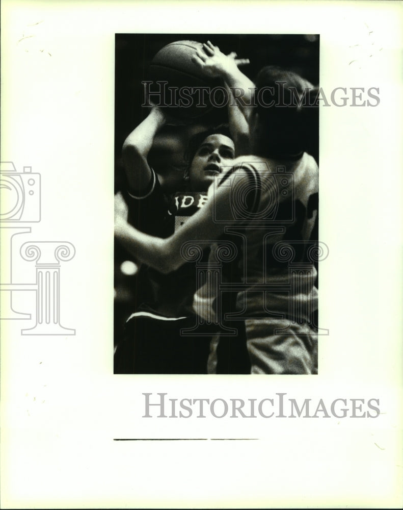 1994 Press Photo Adrienne Kinlaw, Roosevelt High School Basketball Player- Historic Images