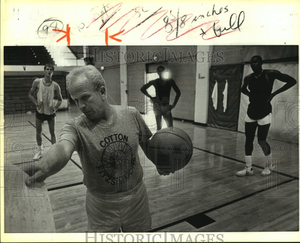 1984 Press Photo Cotton Fitzsimmons Basketball Players and Coach at Practice- Historic Images