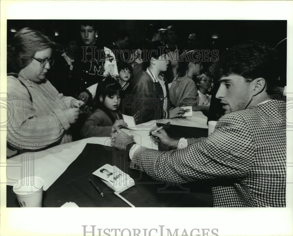 1992 Press Photo Steve Finley, Astro Baseball Player at Wyndham Hotel with Fans- Historic Images