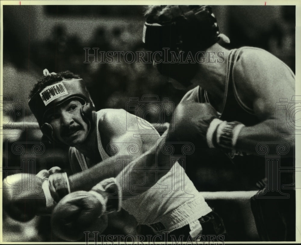 1984 Press Photo Boxers Alfonso Reyes and Jace Walter at Golden Gloves Bout- Historic Images