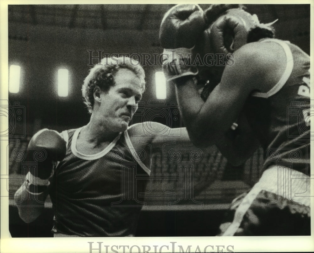 1983 Press Photo Boxers Robert McNew and Alfred Nevarez Fight in the Ring- Historic Images