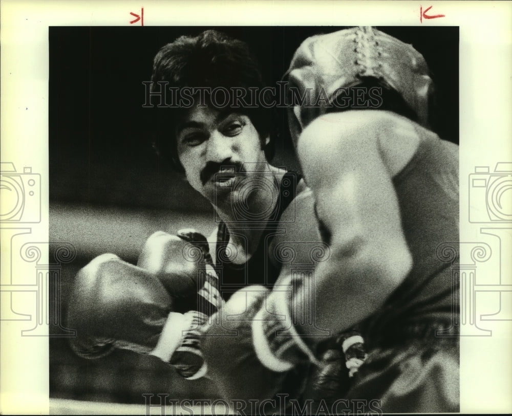 1983 Press Photo Boxers Jesus Flores and Antonio Juarez at Golden Gloves Bout- Historic Images