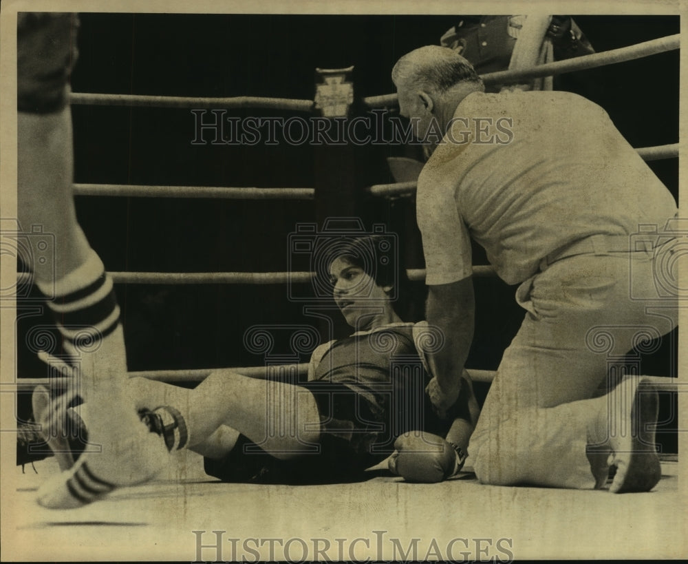 1981 Press Photo Golden Gloves boxer Michael Gonzales suffers a knockout- Historic Images