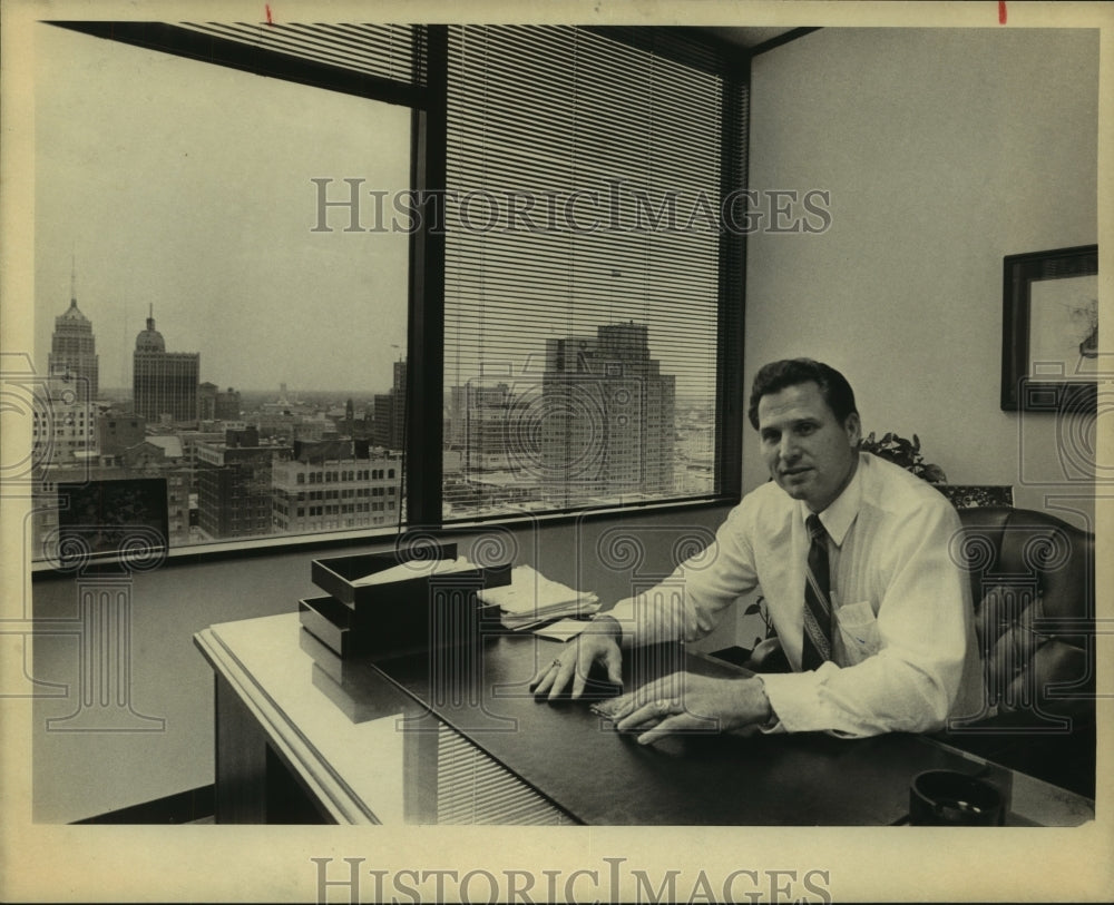 1982 Press Photo Minor league football team owner Roger Gill - sas09682- Historic Images