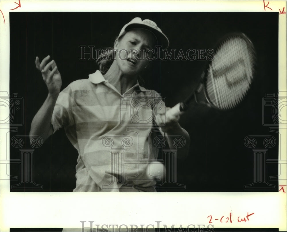 1988 Press Photo Tennis player Susan Gilchrist hits a return during a USTA event- Historic Images