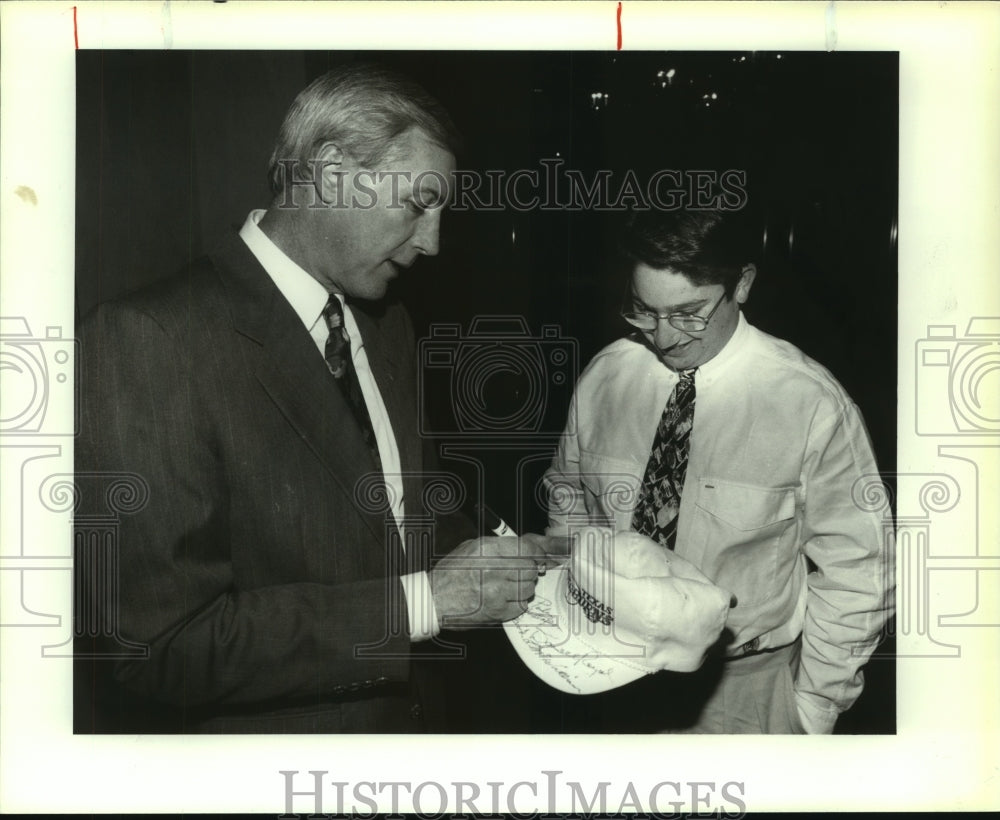 1992 Press Photo Fan David Wender and Texas football coach John Mackovic- Historic Images