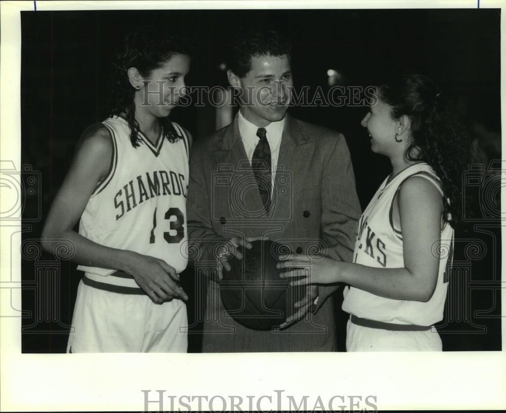 1993 Press Photo Incarnate Word girls basketball coach Jerry Gonzalez &amp; players- Historic Images