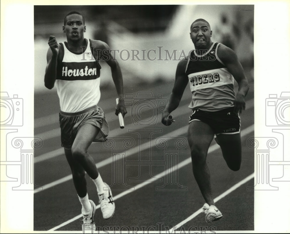 1994 Press Photo Sam Houston and Corpus Christi Track Runners at Fiesta Relays- Historic Images