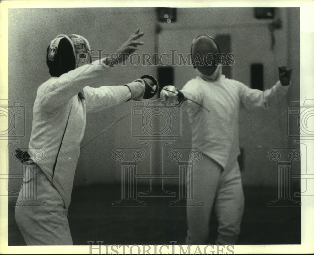 1983 Press Photo Tony Aaron of Fort Sam Houston Fencing Team with Opponent- Historic Images