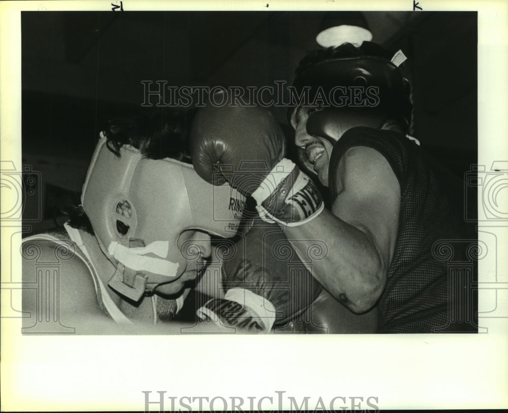 1986 Press Photo Boxers Javier Mora and Moses Perez - sas09945- Historic Images