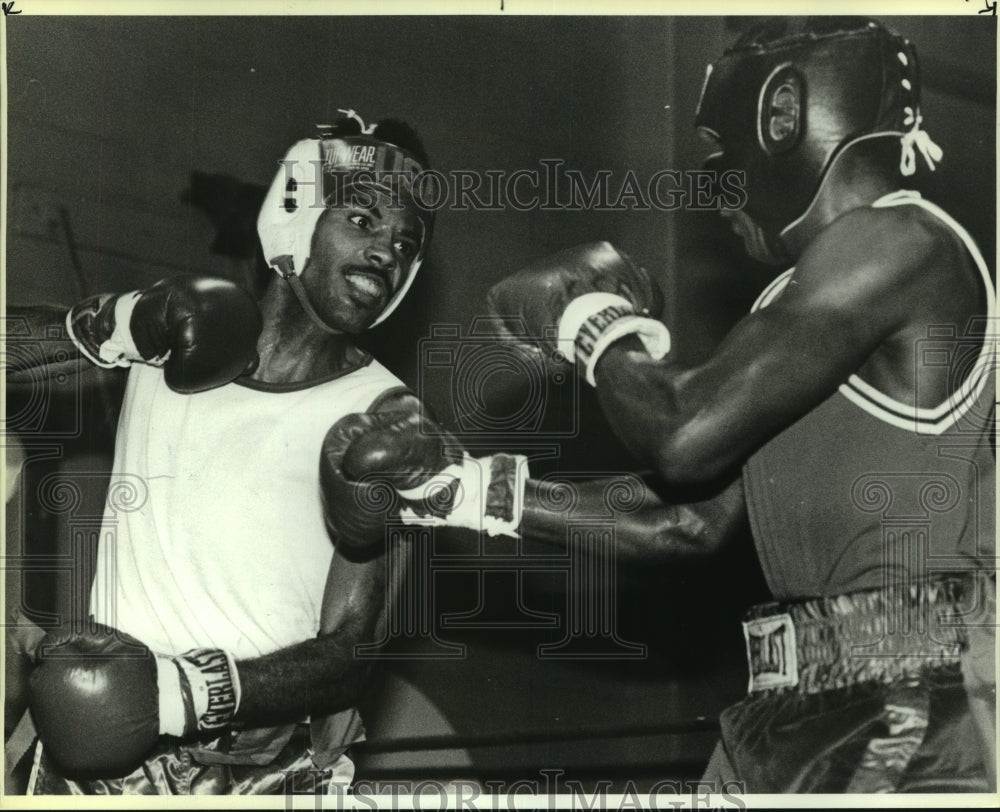 1986 Press Photo Boxers Anthony McCall and Dowayne Ford at Golden Gloves Bout- Historic Images
