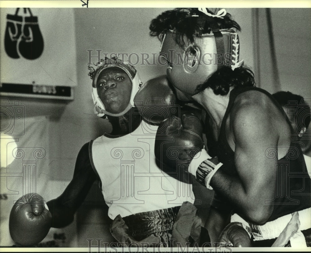 1986 Press Photo Boxers Timothy Kimbrough and Ray Villarreal Fight at Bout- Historic Images