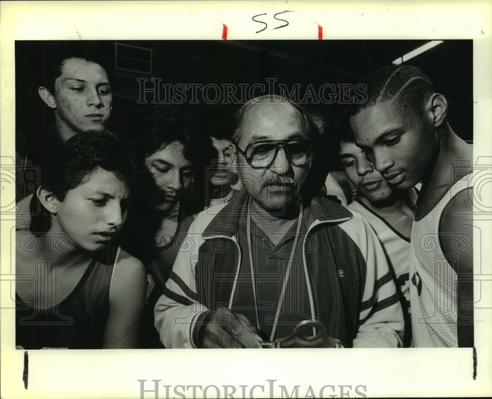 1988 Press Photo Henry Escobedo, Edgewood High School Basketball Coach and Team- Historic Images