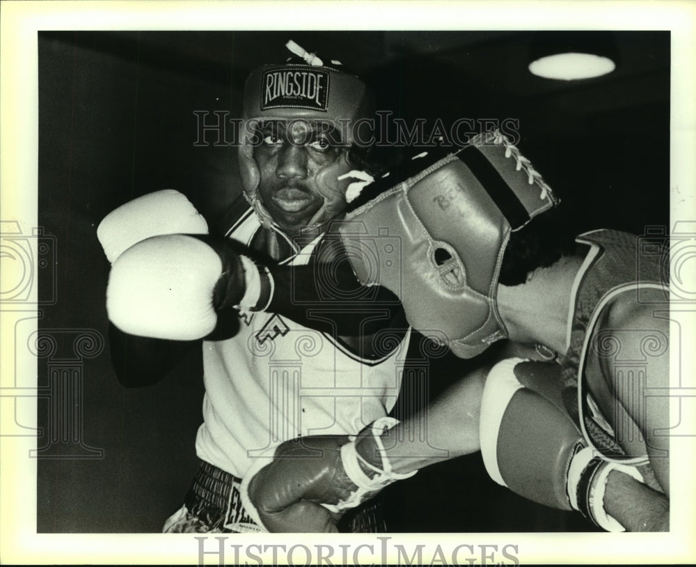 1987 Press Photo Boxers Thomas Howard and Israel Morales - sas10028- Historic Images