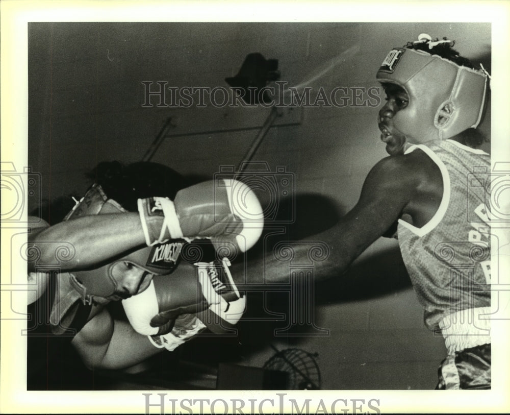 1987 Press Photo Boxers Jeffey Vasquez and Timothy Kimbrough at Golden Gloves- Historic Images