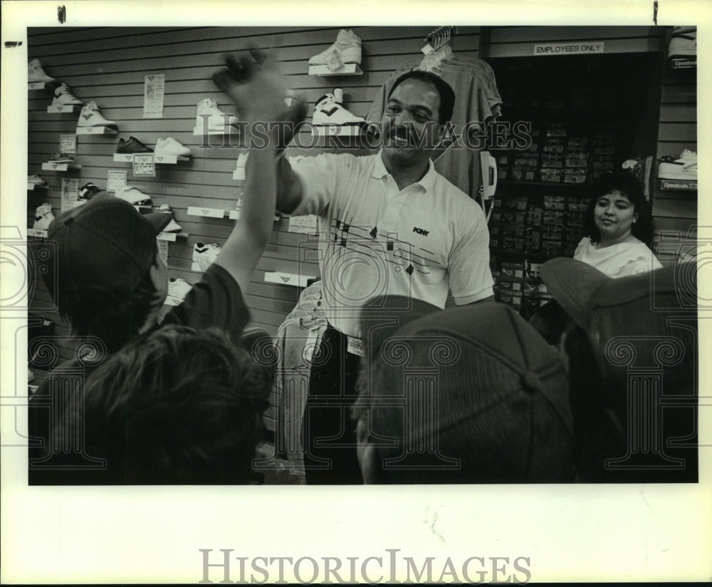 1989 Press Photo Reggie Jackson, A's Baseball Player with Little League Players- Historic Images
