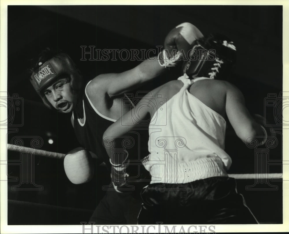 1992 Press Photo Boxers Jesse Martinez and Juan Mauel Alanioz at Bout- Historic Images