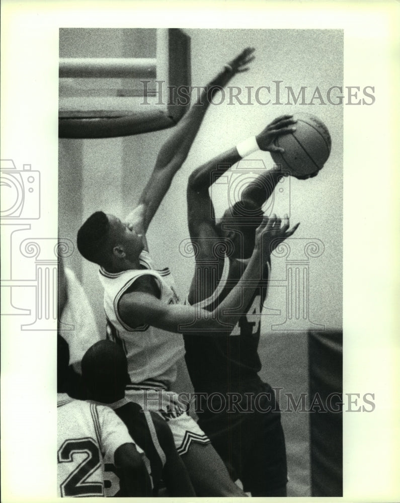 1990 Press Photo MacArthur and Houston Milby play boys high school basketball- Historic Images