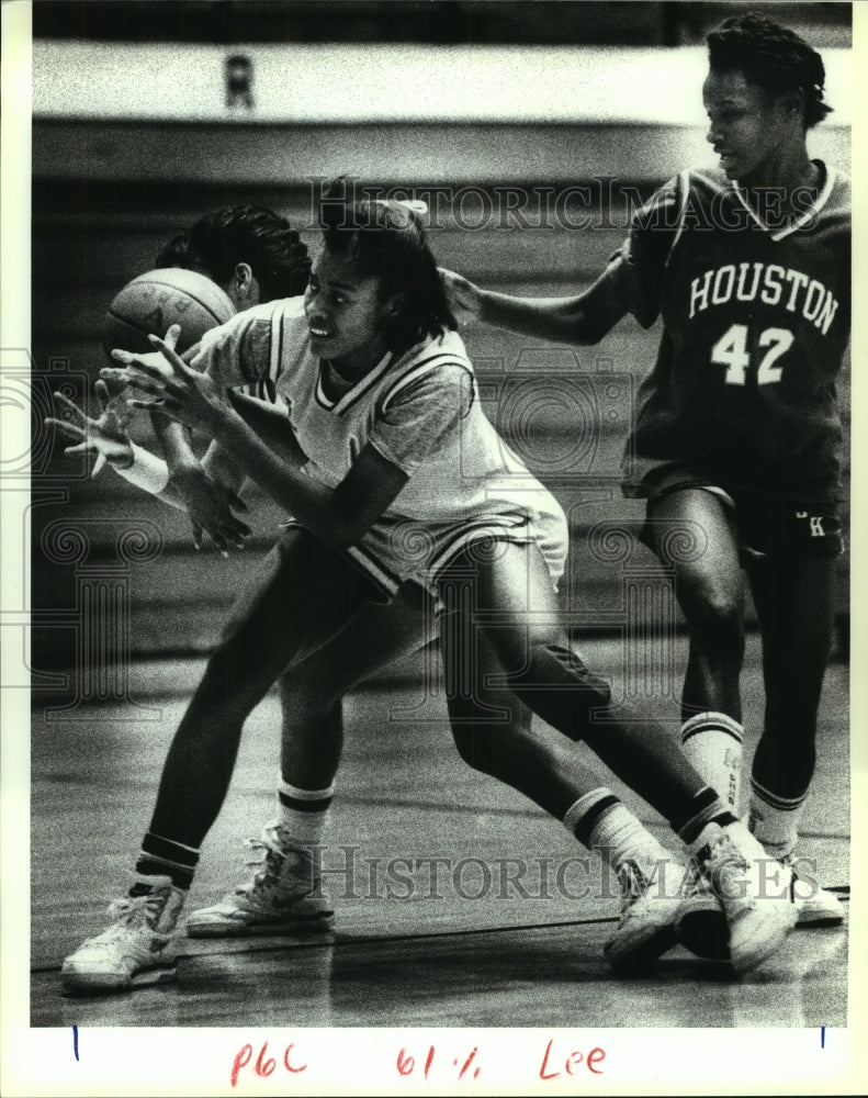 1990 Press Photo Lee and Sam Houston play girls high school basketball- Historic Images