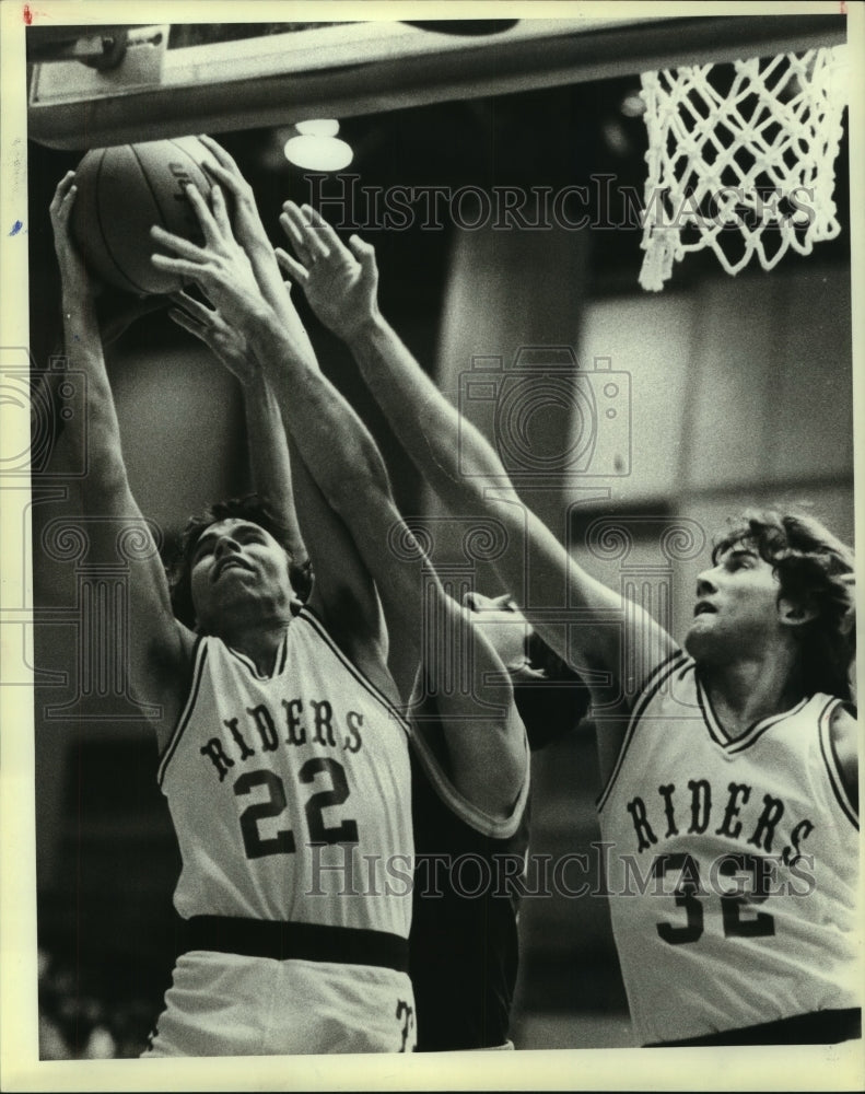 1984 Press Photo Roosevelt High basketball players Steve Talbot and ...