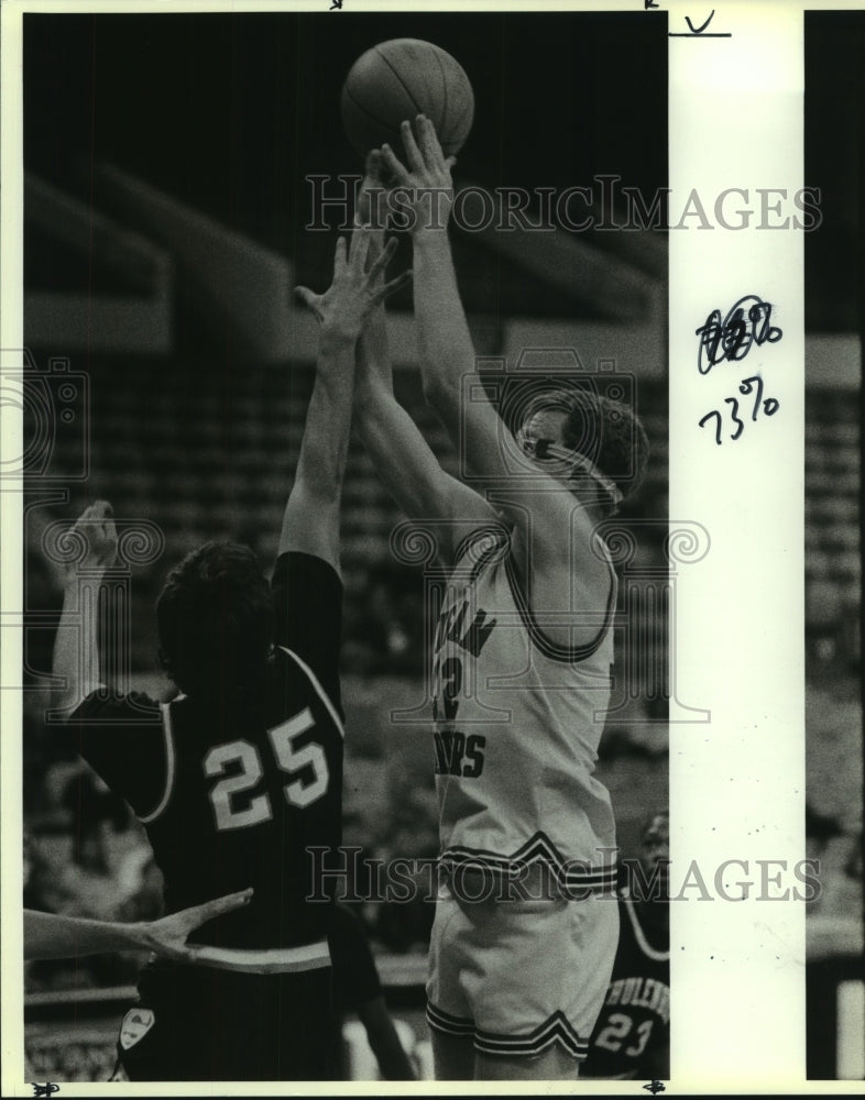 1990 Press Photo Ingram and Schulenburg play boys high school basketball- Historic Images