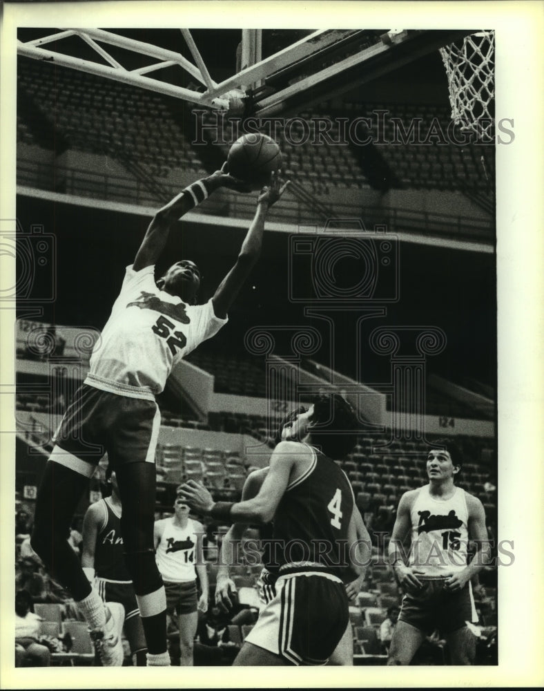 1985 Press Photo St. Gerard and Central Catholic play high school basketball- Historic Images