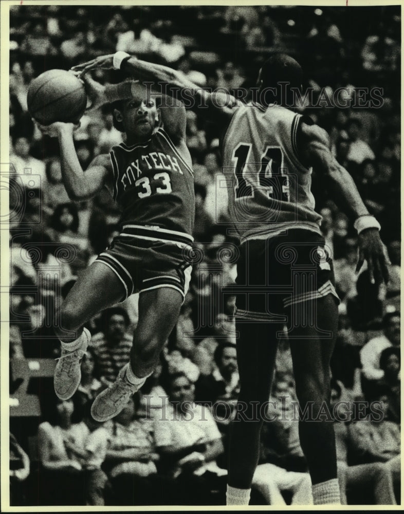 1985 Press Photo Fox Tech and Corpus Christi King play boys prep basketball- Historic Images