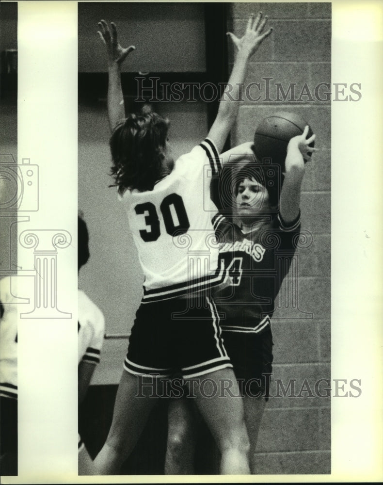 Press Photo High school basketball players Trish Burke and Kyna France- Historic Images