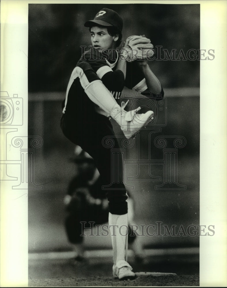 1986 Press Photo A Floresville High baseball pitcher in action - sas10345- Historic Images