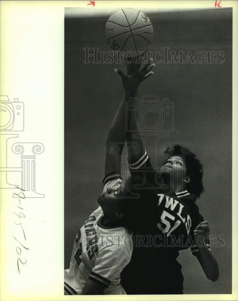 1984 Press Photo Austin Reagan and Highlands play girls high school basketball- Historic Images