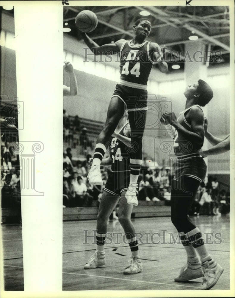 1984 Press Photo Judson and South San play boys high school basketball- Historic Images